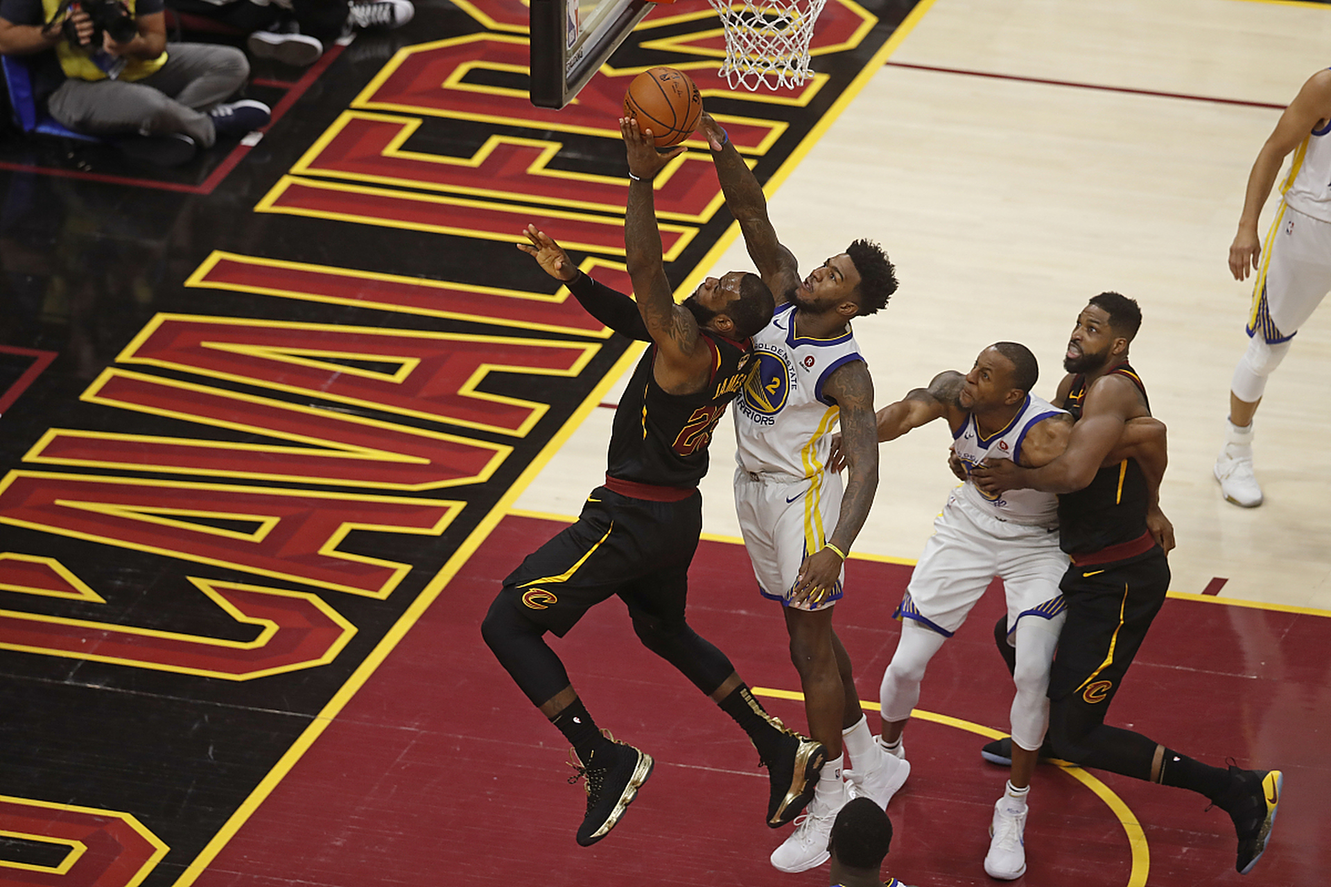  詹姆斯巅峰对决，姆巴佩与50激战G2分钟，连败胜负难料！